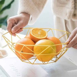سلة فواكه معدنية ذهبية بتصميم هندسي أنيق للمطبخ وطاولة الطعام