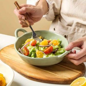 طبق سيراميك أخضر مطفي بمقبضين سعة 500 مل