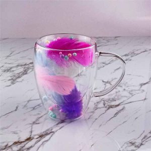 كوب زجاجي شفاف دبل جلاس مملوء بالريش الملون سعة 330 مل