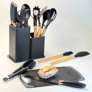 طقم أدوات مطبخ سيليكون مع لوح تقطيع وحافظة – 19 قطعة بمقابض خشبية