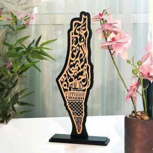 تحفة مكتبية فلسطين ذهبية مع خلفية خشبية سوداء