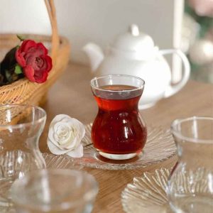 طقم إستكانة شاي زجاجي فاخر – 12 قطعة (6 ستكانات + 6 صحون)